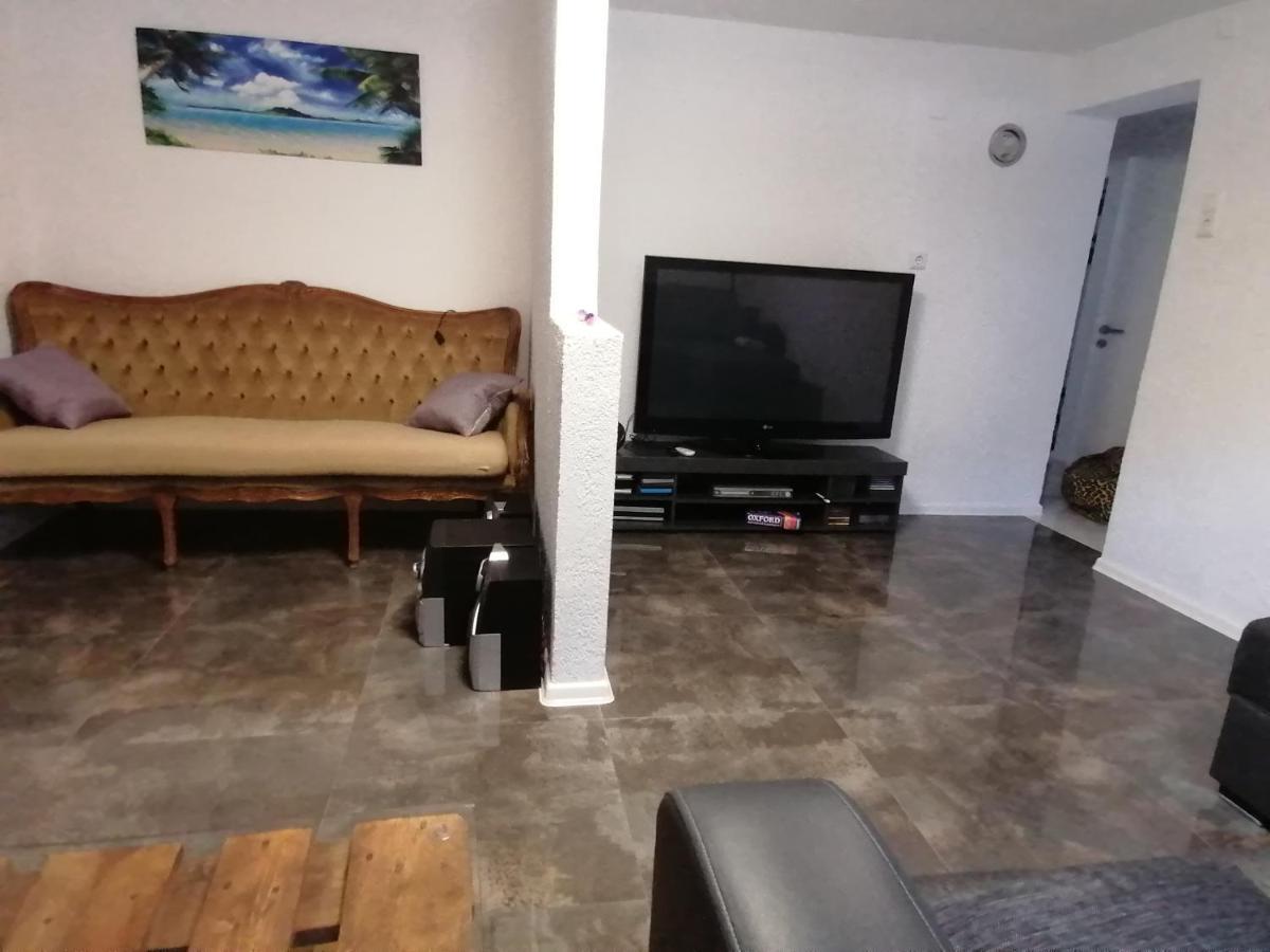 Schoene Einliegerwohnung In Хехинген Екстериор снимка